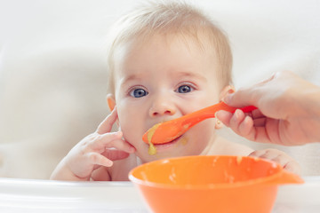 Bebé hermoso comiendo puré