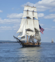 Tall ship with American flag sailing on blue waters © Daniel Thornberg