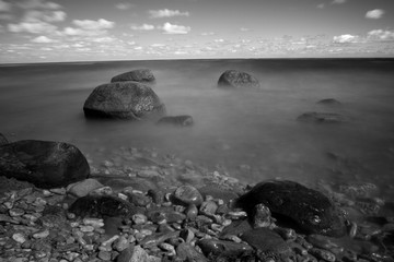 Fototapeta na wymiar rocks in the sea. black-and-white photos on a large exposure.