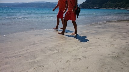 Socorristas paseando por la playa