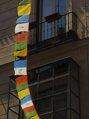 Banderas de oración tibetanas colgando de una fachada