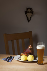 Bayerische Schweinshaxe auf einem Tisch