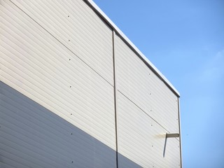 Fototapeta na wymiar стена,на фоне неба,отделка,здание,голубой,серый