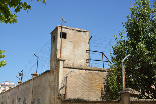 caseta de seguridad en los muros de una prision