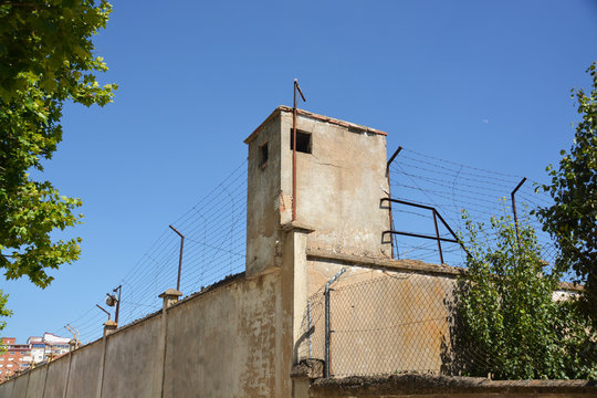 caseta de vigilancia en los muros de una prisión