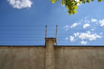 alambrada sobre un muro