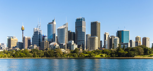 Panoramisch uitzicht op de stad Sydney. Australië, juli. Wolkenkrabbers weerspiegeld in het water