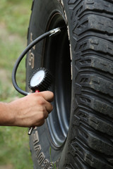 Gauging the tire pressure