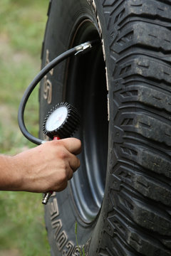 Gauging the tire pressure