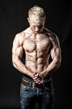 Bodybuilder zeigt seinen Körper