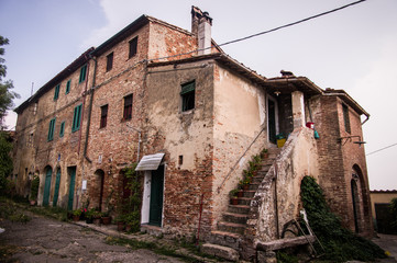 Fototapeta na wymiar abandoned house in Toiano, ghost village in Tuscany