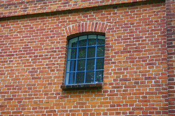 Blaues Sprossenfenster in altem Haus