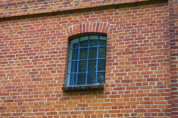Blaues Sprossenfenster in altem Haus