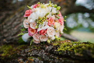 Obraz na płótnie Canvas wedding bouquet with rings on tree