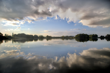 Fototapeta na wymiar Wolken Spiegelung im See