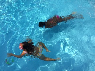 niñas jugando en la piscina