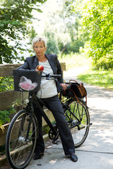 Businessfrau mit Fahrrad in der Natur