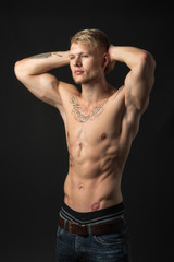 Junger Mann mit Muskeln und Tattoos
