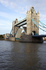 Fototapeta na wymiar tower bridge geöffnet