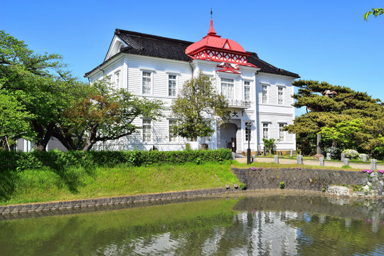 大宝館（山形県鶴岡市）／大宝館は大正天皇の即位を記念して大正４年(1915)に建てられた赤いドームと白壁が特徴の完成度の高い擬洋風建築です。開館当初は物産陳列場、戦後は市立図書館として利用されていました。現在は明治の文豪・高山樗牛や日本のダ・ヴィンチといわれた松森胤保、昭和期の日本の代表作家・横光利一など、鶴岡が生んだ先人たちの偉業を讃える資料を展示しています。