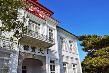 大宝館（山形県鶴岡市）／大宝館は大正天皇の即位を記念して大正４年(1915)に建てられた赤いドームと白壁が特徴の完成度の高い擬洋風建築です。開館当初は物産陳列場、戦後は市立図書館として利用されていました。現在は明治の文豪・高山樗牛や日本のダ・ヴィンチといわれた松森胤保、昭和期の日本の代表作家・横光利一など、鶴岡が生んだ先人たちの偉業を讃える資料を展示しています。