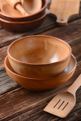 ciotole di terracotta vuote sul tavolo di legno