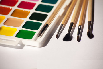 Naklejka premium watercolor paints with brushes