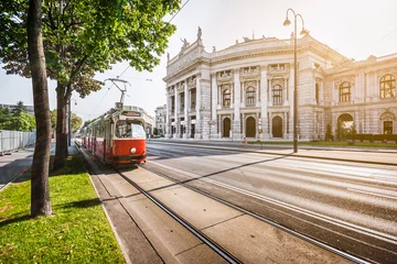 Fototapeten Wiener Ringstraße mit Burgtheater und Straßenbahn bei Sonnenaufgang, Wien, Österreich © JFL Photography