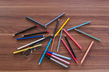 Obraz premium Group of multi color pencil and pen on the table