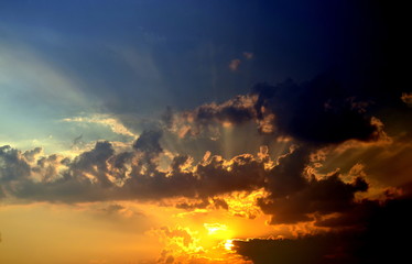 Wolkenhimmel mit Abendrot