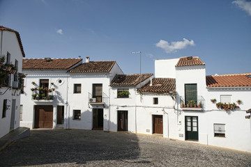 Fototapeta na wymiar Calles del municipio de Aracena con arquitectura rural en sus viviendas, Andalucía