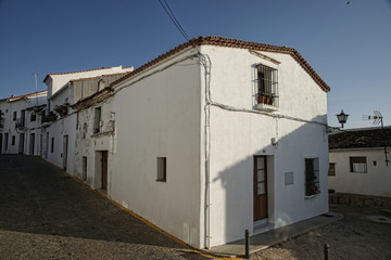 Fototapeta na wymiar Calles del municipio de Aracena con arquitectura rural en sus viviendas, Huelva