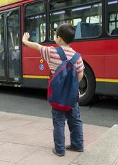 Rolgordijnen Child at bus stop © Pavla Zakova
