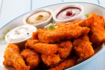 Grilled chicken nuggets and vegetables 
