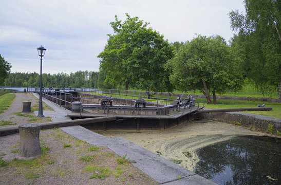 Старинный шлюз на Сайменском канале облачным летним утром. Финляндия