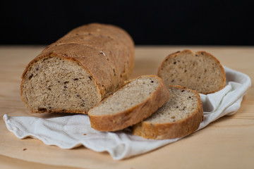 Pagnotta di pane fatto in casa tagliato a fette su un tavolo di legno