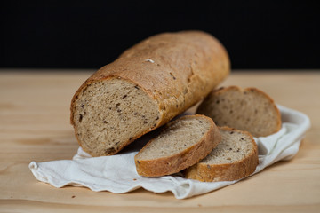 Pagnotta di pane fatto in casa tagliato a fette su un tavolo di legno
