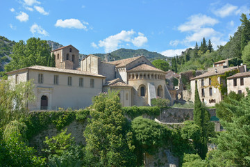 &eacute;glise &agrave; saint Guilhem le d&eacute;sert et habitations