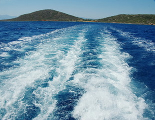 Sillage laissé par un navire de croisière faisant du cabotage.