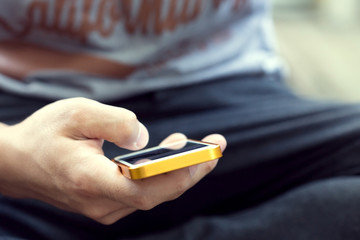 Obraz premium lifestyle young man using a mobile phone with texting message