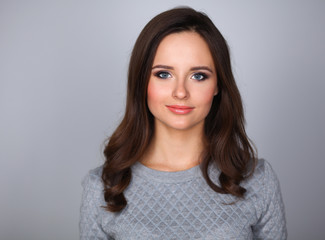 Fototapeta premium Portret atrakcyjnej modnej brunetki kobiety