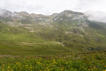 Montagnes et sommets dans la brume