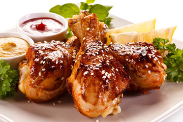 Grilled chicken drumsticks and vegetables 