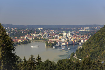 Naklejka na ściany i meble Historische Altstadt Passau - Zusammenfluss von Donau und Inn