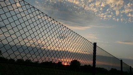 Sonnenuntergang hinter Zaun