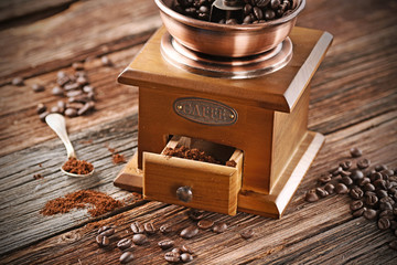 macinino da caffè sul tavolo di legno