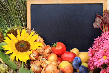 Kreidetafel unbeschrieben mit Erntedekoration, horizontal