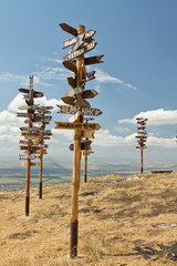 Obraz premium Pointers distances to different cities and tourist atop Mount Ma