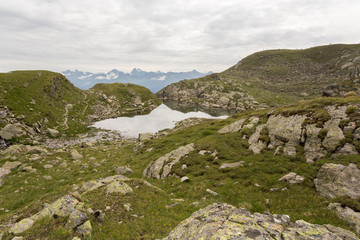 Fototapeta na wymiar Lac de montagne et reflet des nuages