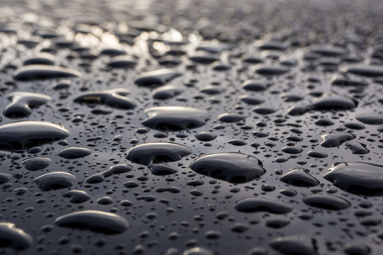 Wassertropfen auf schwarzem Lack